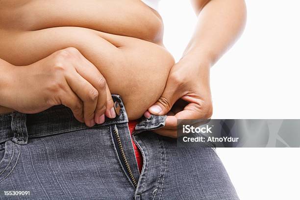 Donna Cercando Mano Per I Suoi Jeans Con Chiusura A Zip - Fotografie stock e altre immagini di Sovrappeso