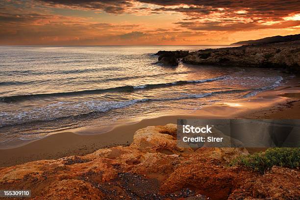 Foto de Red Bay No Pôrdosol e mais fotos de stock de Areia - Areia, Arrebentação, Baía