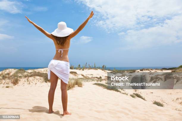 Photo libre de droit de La Jeune Fille En Blanc Sur La Mer banque d'images et plus d'images libres de droit de Adulte - Adulte, Beauté de la nature, Bikini