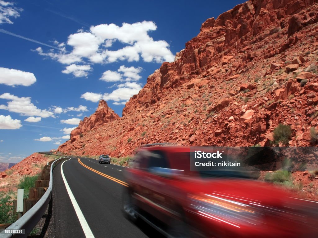 Auto rossa sulla strada di - Foto stock royalty-free di Ambientazione esterna