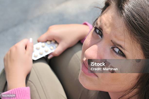 Adolescente Decide Tomar Pastillas Foto de stock y más banco de imágenes de Adolescente - Adolescente, Adulto, Agarrar