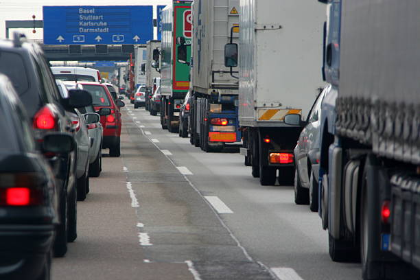 marmellata di traffico su autostrada - camion foto e immagini stock