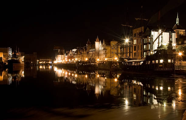 Gdańsk (Danzig) à noite - fotografia de stock