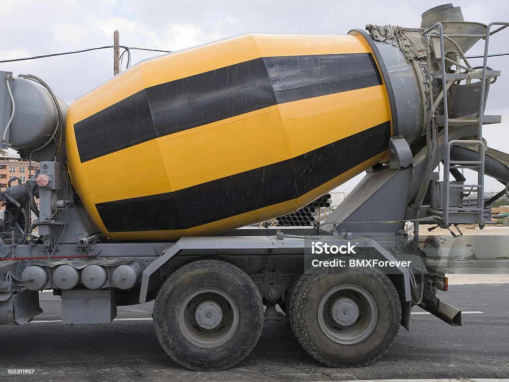 Cubo mezclador de un camión - Foto de stock de Camión de cemento libre de derechos