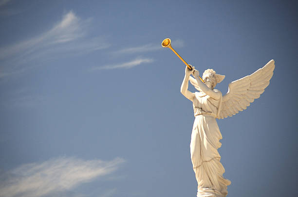 angel enviar un megáfono - god spirituality religion metal fotografías e imágenes de stock