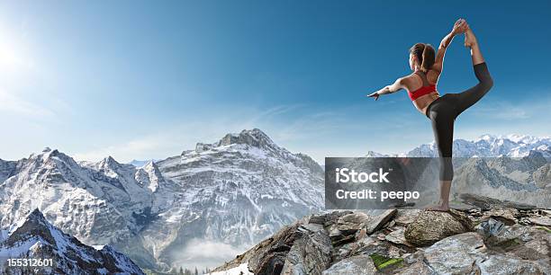 Photo libre de droit de Yoga Sur La Montagne banque d'images et plus d'images libres de droit de Yoga - Yoga, Montagne, Femmes