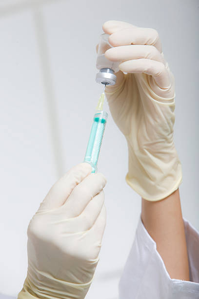 spritze in der mano - injecting vaccination flu virus impfung fotografías e imágenes de stock
