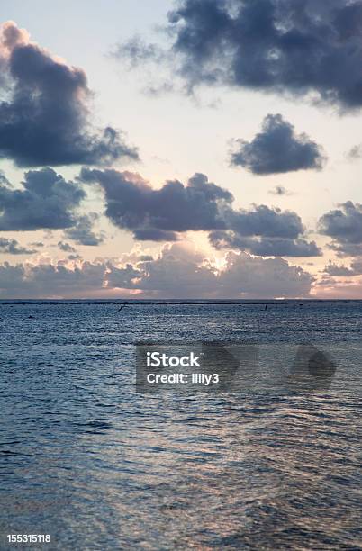 Sonnenuntergang Und Meer Unter Einem Wolkenlosen Himmel Bei Sonnenuntergang Stockfoto und mehr Bilder von Abenddämmerung