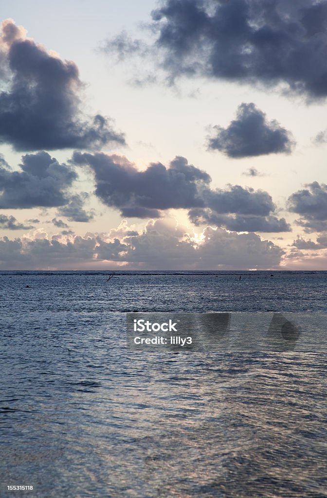 Sun lavatórios de mar Nuvem-cheia sob um céu ao pôr do sol - Royalty-free Agoirento Foto de stock