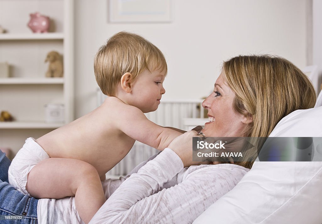 Mère jouant avec bébé - Photo de Femmes libre de droits