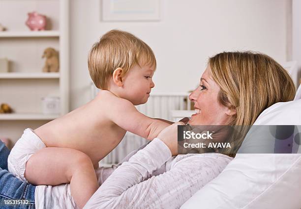 Мать Играет С Baby — стоковые фотографии и другие картинки В профиль - В профиль, Женщины, Кровать