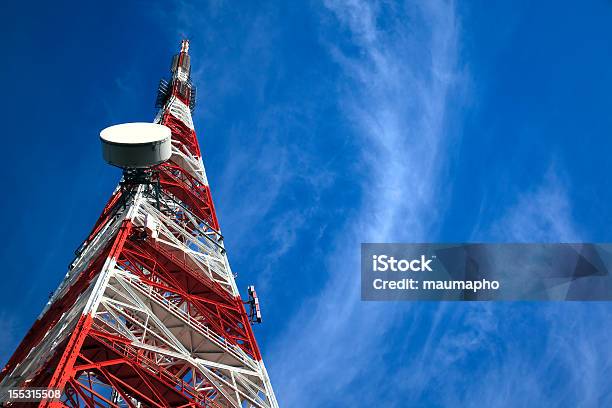 Torre De Telecomunicaciones Foto de stock y más banco de imágenes de Torres de telecomunicaciones - Torres de telecomunicaciones, Torre repetidora, Aparato de telecomunicación