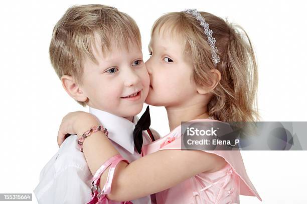 O Rapaz E Rapariga Num Vestido Cor De Rosa - Fotografias de stock e mais imagens de Abraçar - Abraçar, Alegria, Amizade