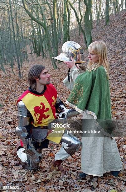 Dzielna Knight I Dziewczyna W Lesie - zdjęcia stockowe i więcej obrazów Bajka - Bajka, Broń, Dorosły
