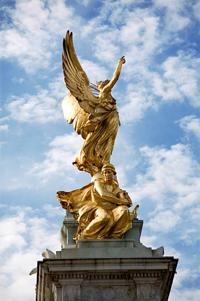 istock London - Victoria monument 155316041
