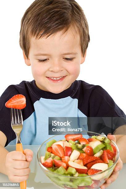 Boy 食べるフルーツサラダ - おやつのストックフォトや画像を多数ご用意 - おやつ, みずみずしい, イチゴ