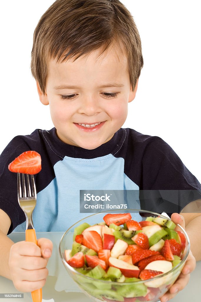 Rapaz comendo salada de frutas - Foto de stock de Alegria royalty-free