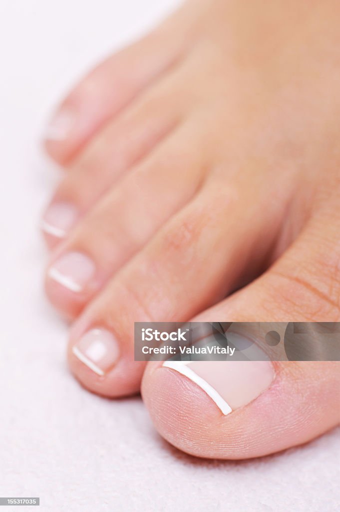 Ben curata un piede femminile con pedicure francese - Foto stock royalty-free di Veduta dall'alto