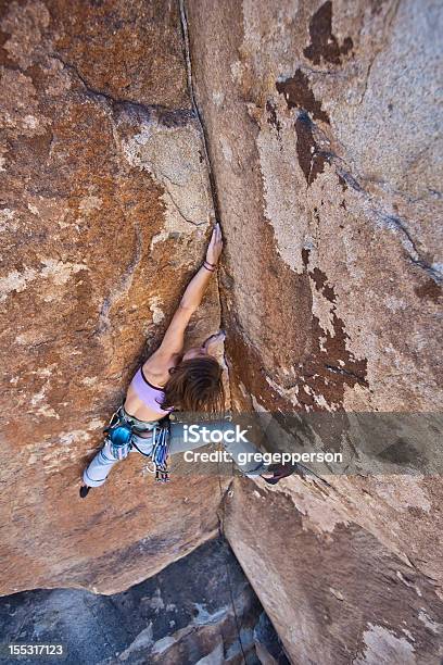 Weibliche Felsklettern Stockfoto und mehr Bilder von Abenteuer - Abenteuer, Abgeschiedenheit, Achtlos