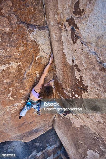 Hembra Rock Climber Foto de stock y más banco de imágenes de Acantilado - Acantilado, Actividades recreativas, Aferrarse