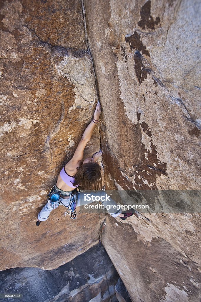 Alpinista feminino rock. - Foto de stock de Agarrar royalty-free