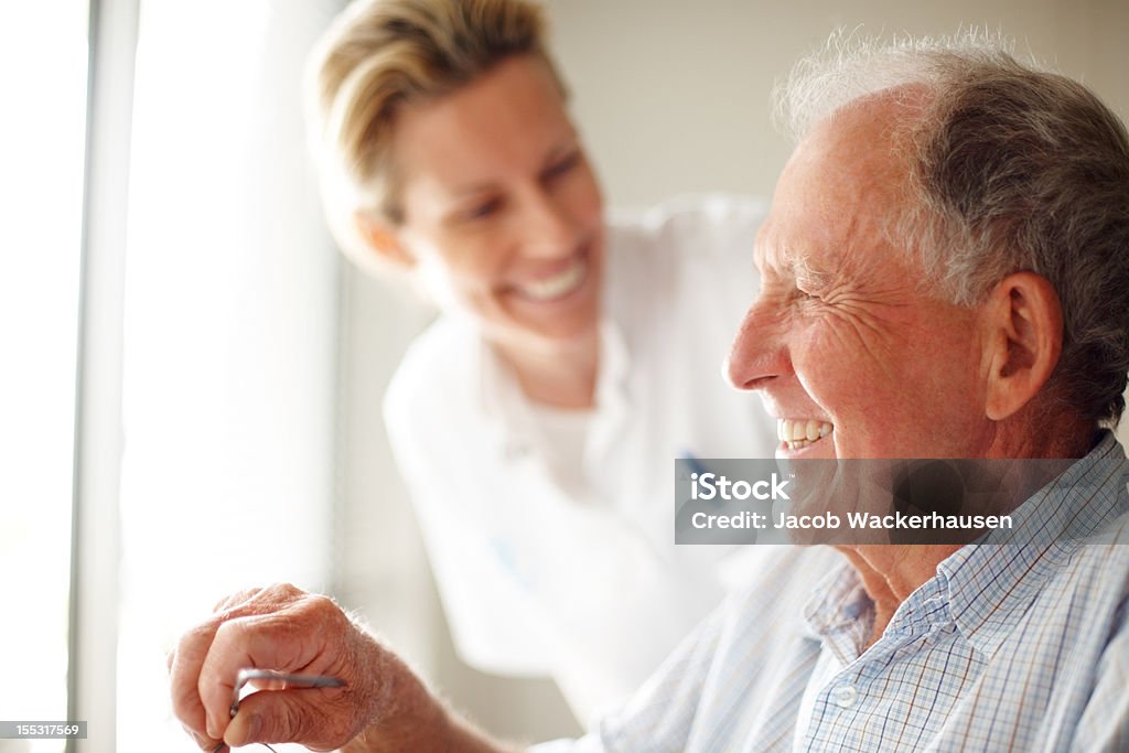 Счастливый пожилой человек с медсестрой - Стоковые фото Зависимость роялти-фри