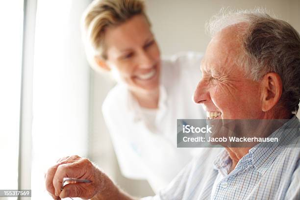 Счастливый Пожилой Человек С Медсестрой — стоковые фотографии и другие картинки Зависимость - Зависимость, Инвалидное кресло, Средний медицинский персонал