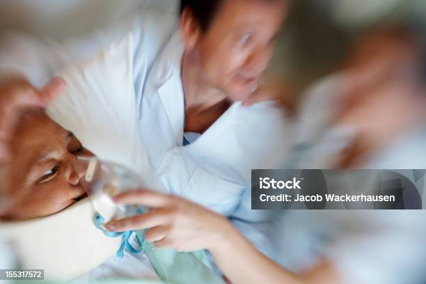 Donna Medico Curante Per Un Attacco Di Cuore - Fotografie stock e altre immagini di Immagine mossa - Immagine mossa, Infermiere, 20-24 anni