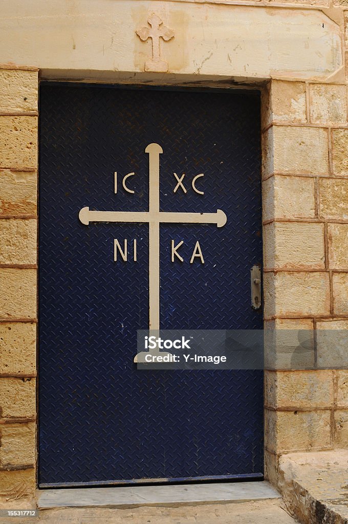 Iglesia vieja puerta con cruz azul - Foto de stock de Azul libre de derechos