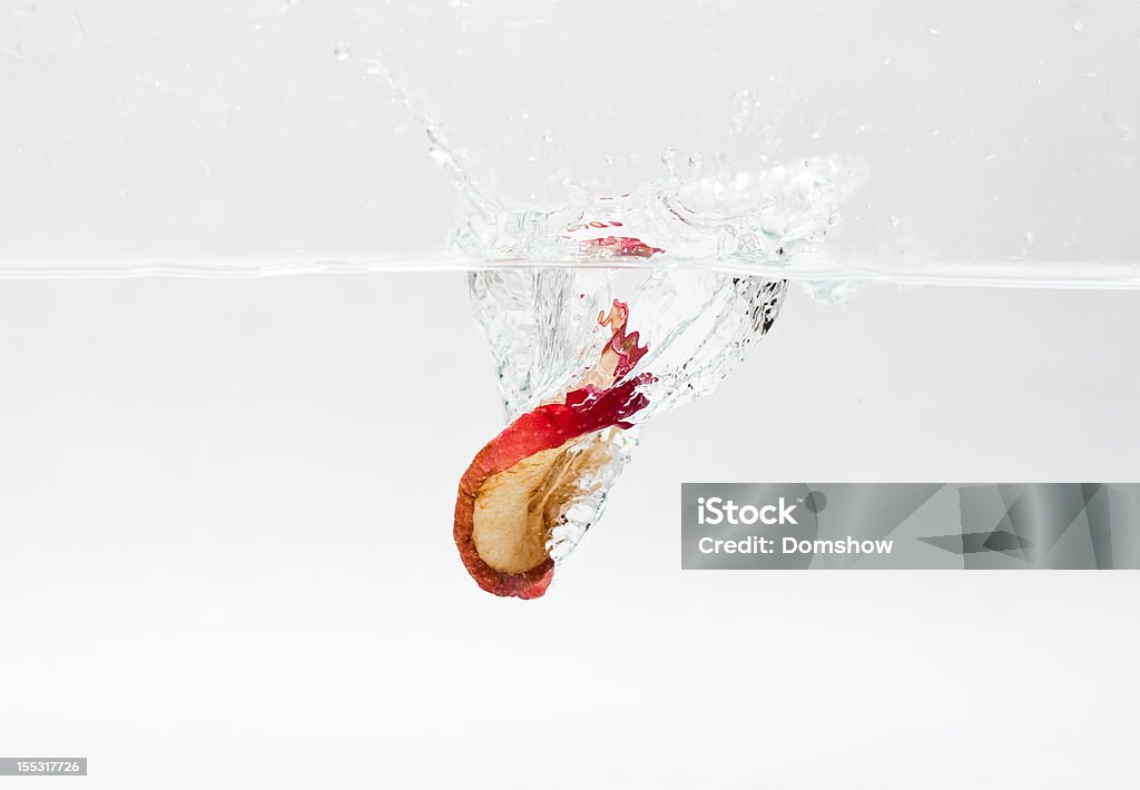 Tranche de pomme plongeant - Photo de Activité libre de droits