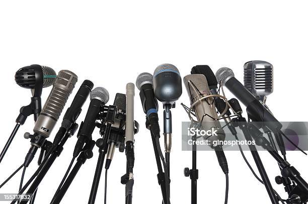 Mikrofone Auf Weißem Hintergrund Stockfoto und mehr Bilder von Mikrofon - Mikrofon, Pressekonferenz, In einer Reihe