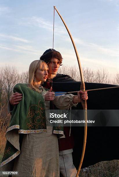Medieval Archer Homem E Mulher Dirigindo - Fotografias de stock e mais imagens de Medieval - Medieval, Amor, Homens