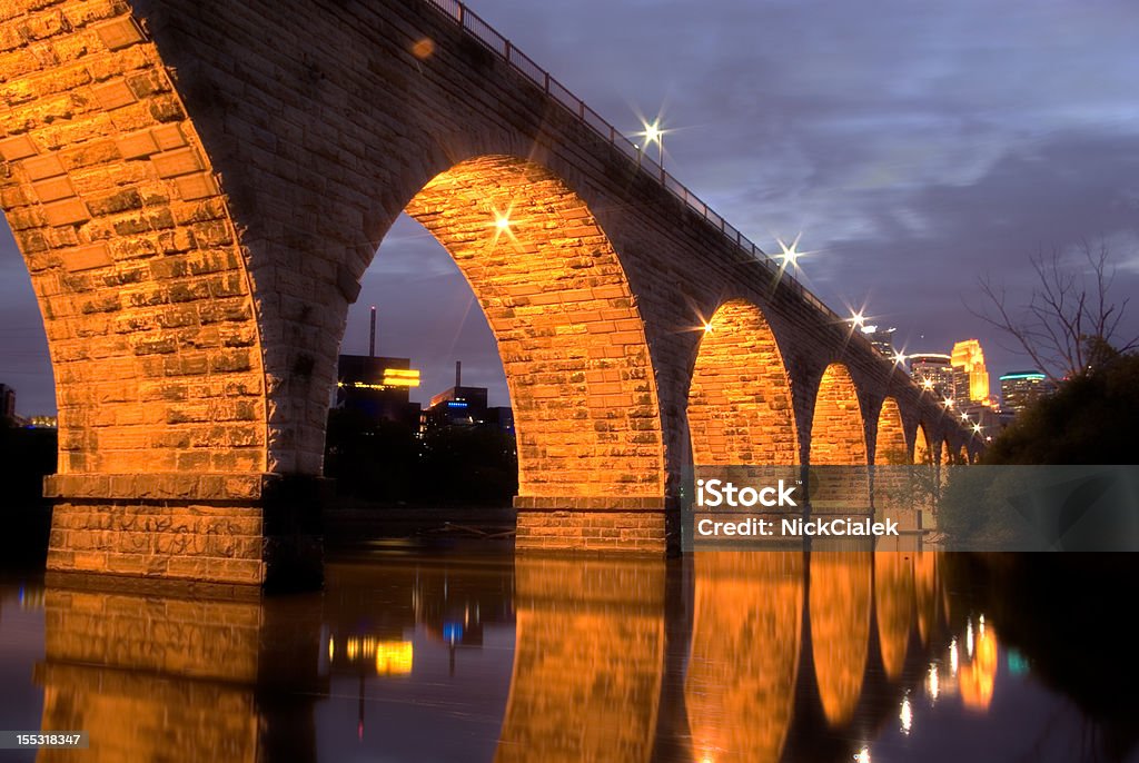 Arco in pietra riflessione - Foto stock royalty-free di Acqua