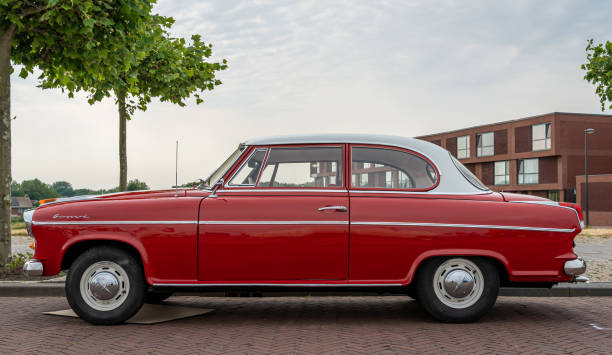 ретро-автомобиль borgward isabella 1960 года на национальном дне олдтаймера - old timers parade стоковые фото и изображения