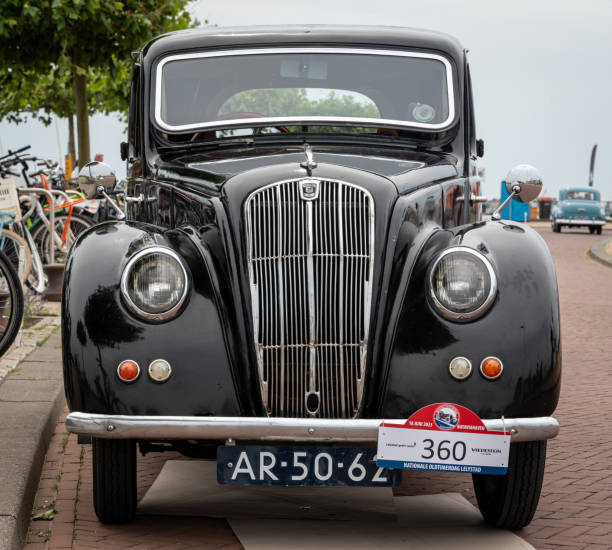 вид спереди на старинный британский автомобиль morris eight saloon 1948 года на национальном дне олдтаймера - old timers parade стоковые фото и изображения