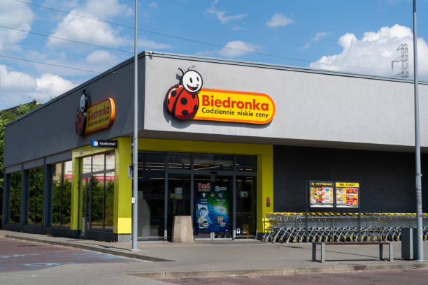 biedronka supermarkt shop. convenience lebensmittel-discounter in polen. - shopping mall supermarket store sign stock-fotos und bilder