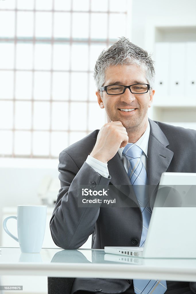 Uomo d'affari pensiero - Foto stock royalty-free di 40-44 anni