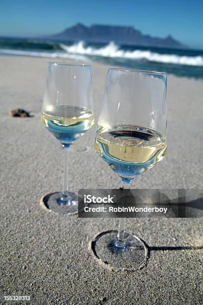 白ワイングラスの交番前南アフリカテーブルマウンテン - ワイングラスのストックフォトや画像を多数ご用意 - ワイングラス, 太陽, 太陽の光