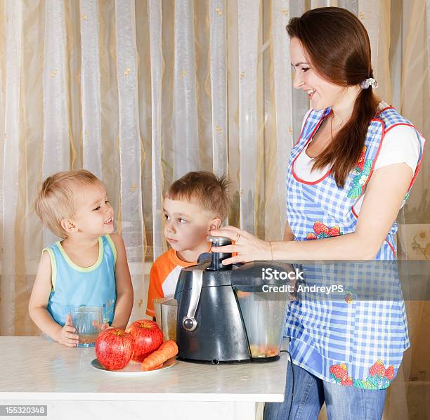 Madre Con Due Bambini Fare Il Succo - Fotografie stock e altre immagini di Adulto - Adulto, Alimentazione sana, Ambientazione interna