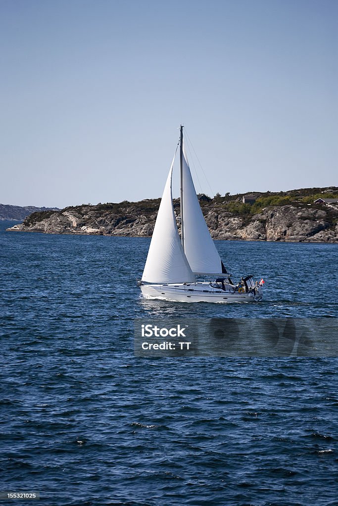 Barca a vela e rocky Costa - Foto stock royalty-free di Acqua