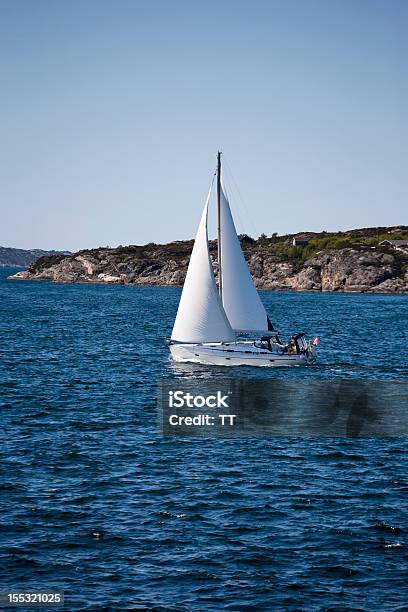 Barca A Vela E Rocky Costa - Fotografie stock e altre immagini di Acqua - Acqua, Ambientazione esterna, Andare in barca a vela