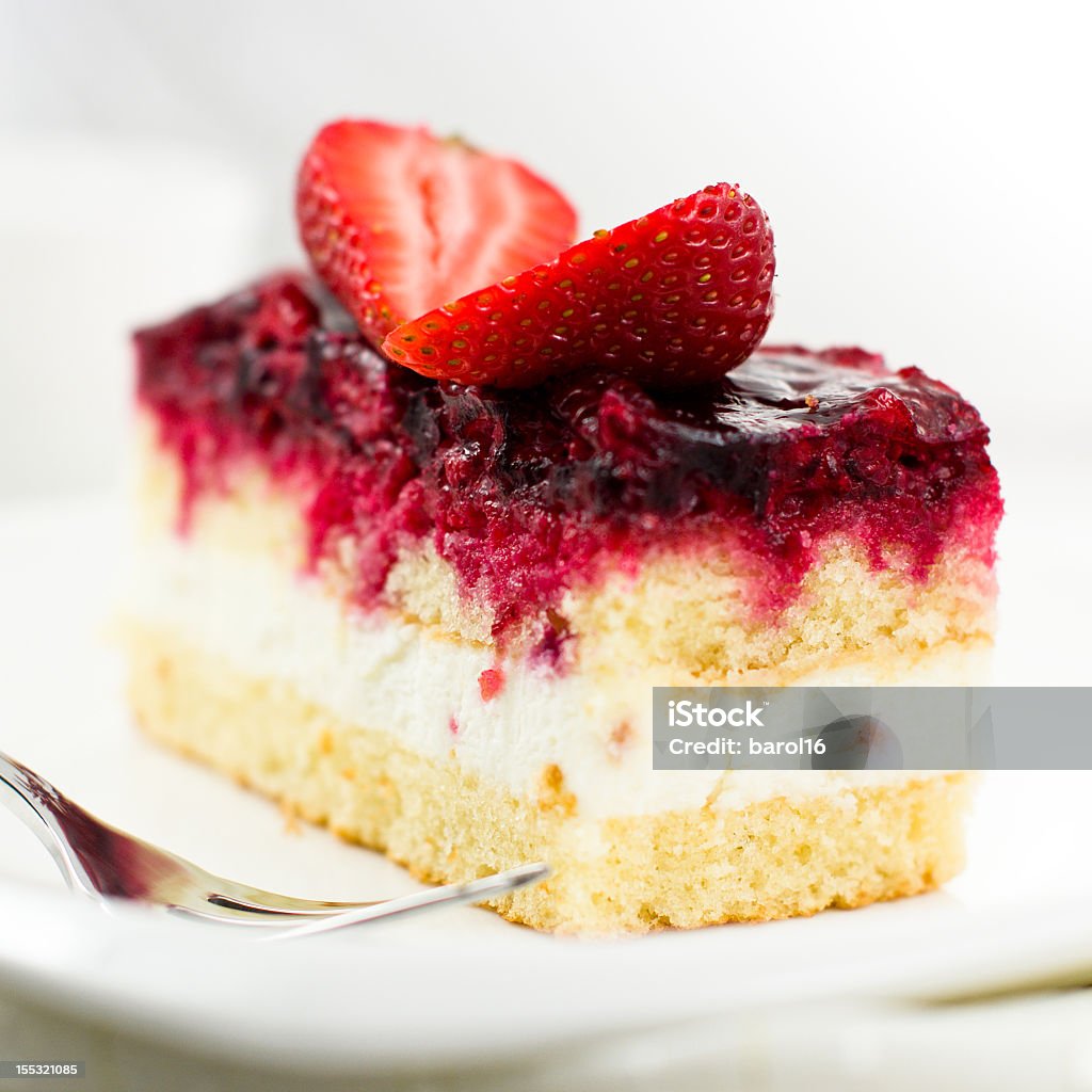 Torta con frutti rossi - Foto stock royalty-free di Cibo