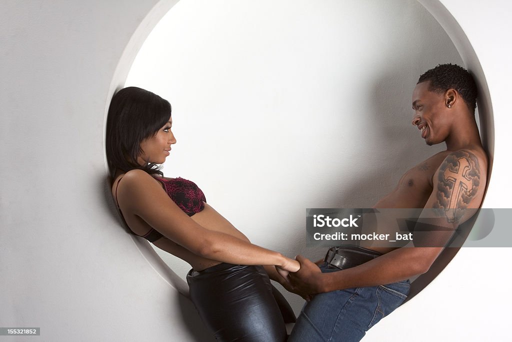 Noir jeune couple homme et femme dans l'amour - Photo de 20-24 ans libre de droits