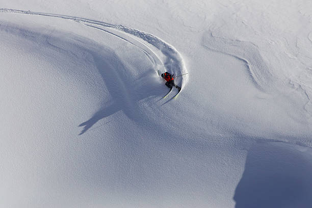 skifahrer biegen sie - ski track stock-fotos und bilder