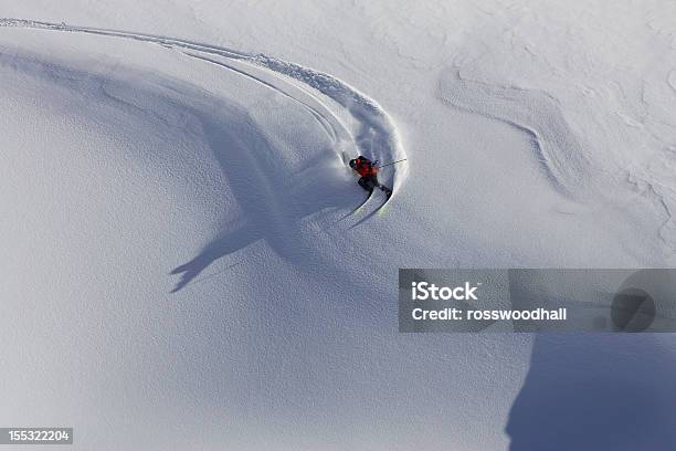 Sciatore Di Tornitura - Fotografie stock e altre immagini di Sci - Sci e snowboard - Sci - Sci e snowboard, Sci - Attrezzatura sportiva, Neve