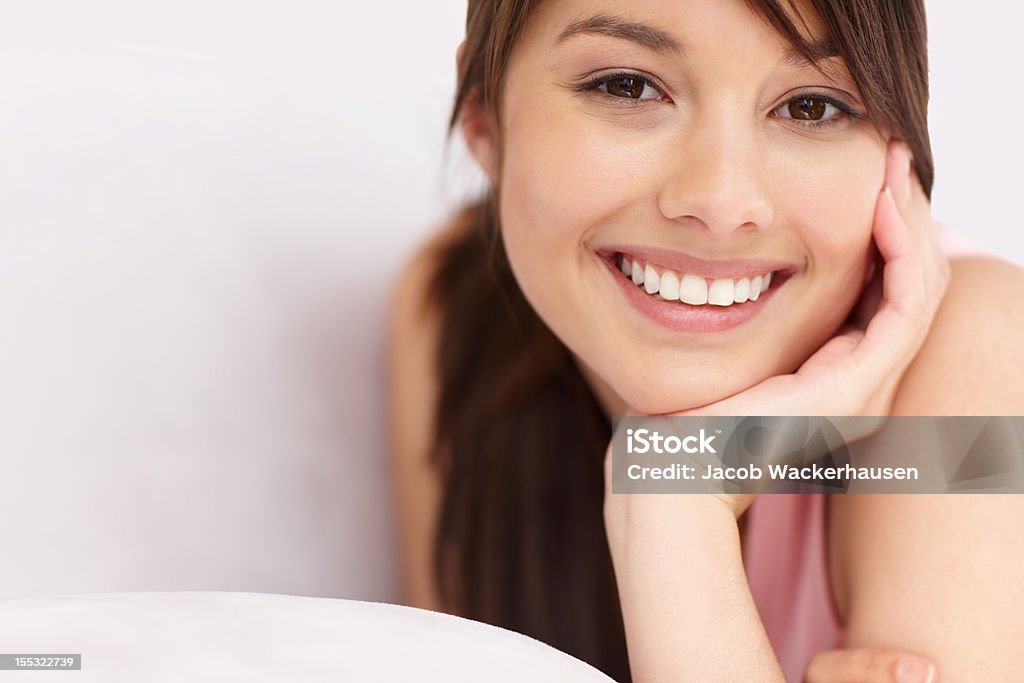 Close-up of a 행복함 아름다운 젊은 성녀 - 로열티 프리 20-24세 스톡 사진
