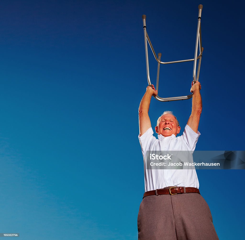 Homem idoso feliz levantando um zimmer frame - Royalty-free Divertimento Foto de stock