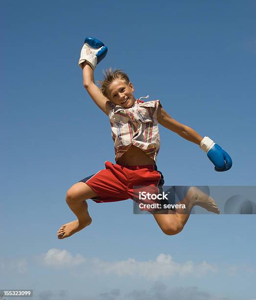 Photo libre de droit de Garçon De Saut banque d'images et plus d'images libres de droit de Activité - Activité, Activité physique, Bleu