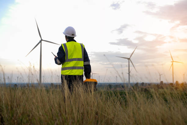 ingénieur masculin planifiant des travaux d’entretien d’éoliennes, concept d’énergie renouvelable naturelle, énergie éolienne - engineer wind turbine alternative energy energy photos et images de collection