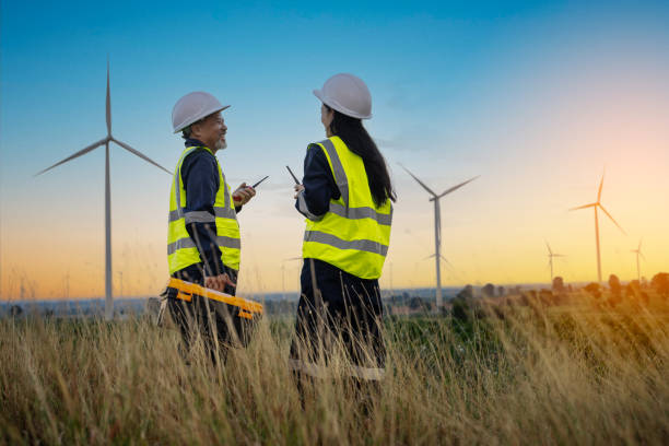 ingénieur et ingénieure planifiant des travaux d’entretien d’éoliennes, concept d’énergie renouvelable naturelle, énergie éolienne - engineer wind turbine alternative energy energy photos et images de collection